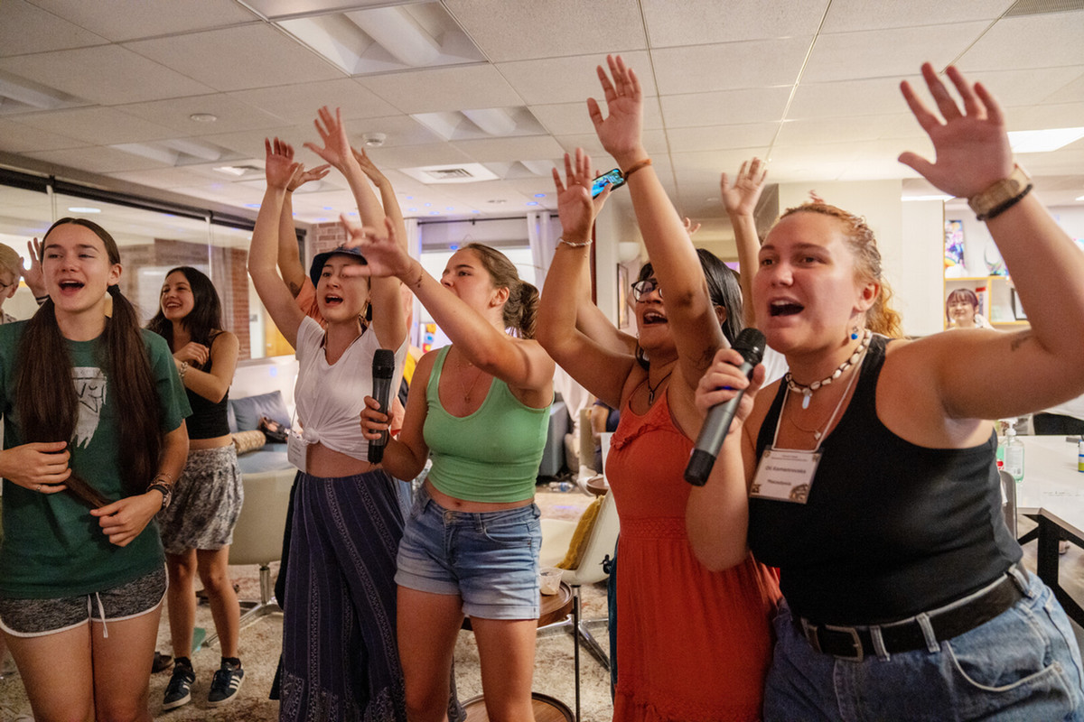 International students singing at the International Student Karaoke organized by ISSS on Saturday, 08/19/23. Photo by Mila Naumovska '26 / Colorado College.